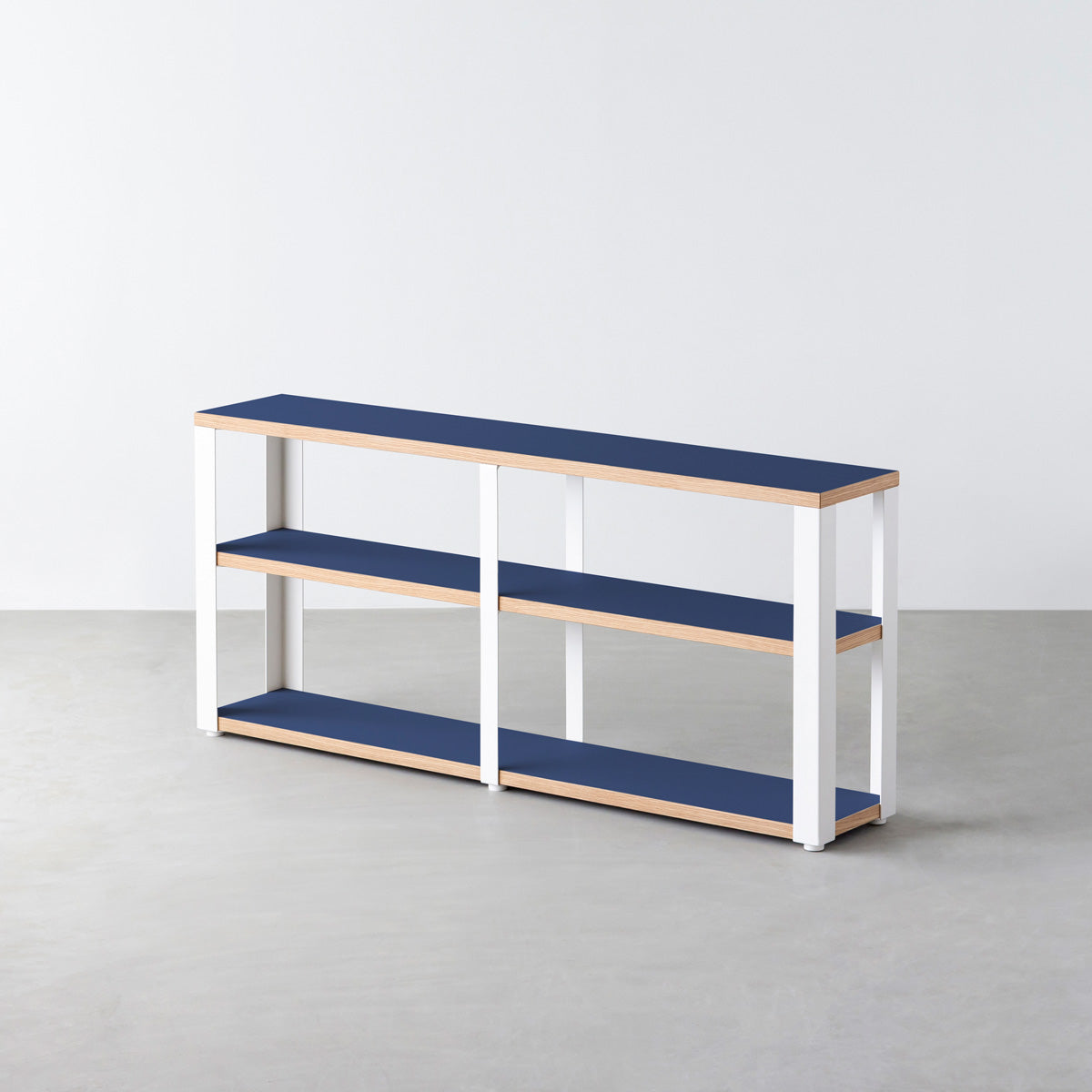 KanademonoのリノリウムMidnight_blue棚板とマットホワイト鉄脚のストレージシェルフ幅121~160cm（オーク）