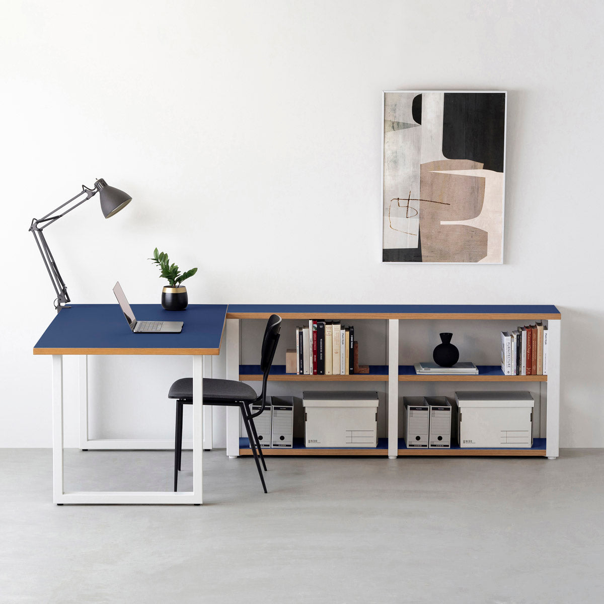 KanademonoのリノリウムMidnight_blue棚板とマットホワイト鉄脚のストレージシェルフ幅121~160cm（使用例）