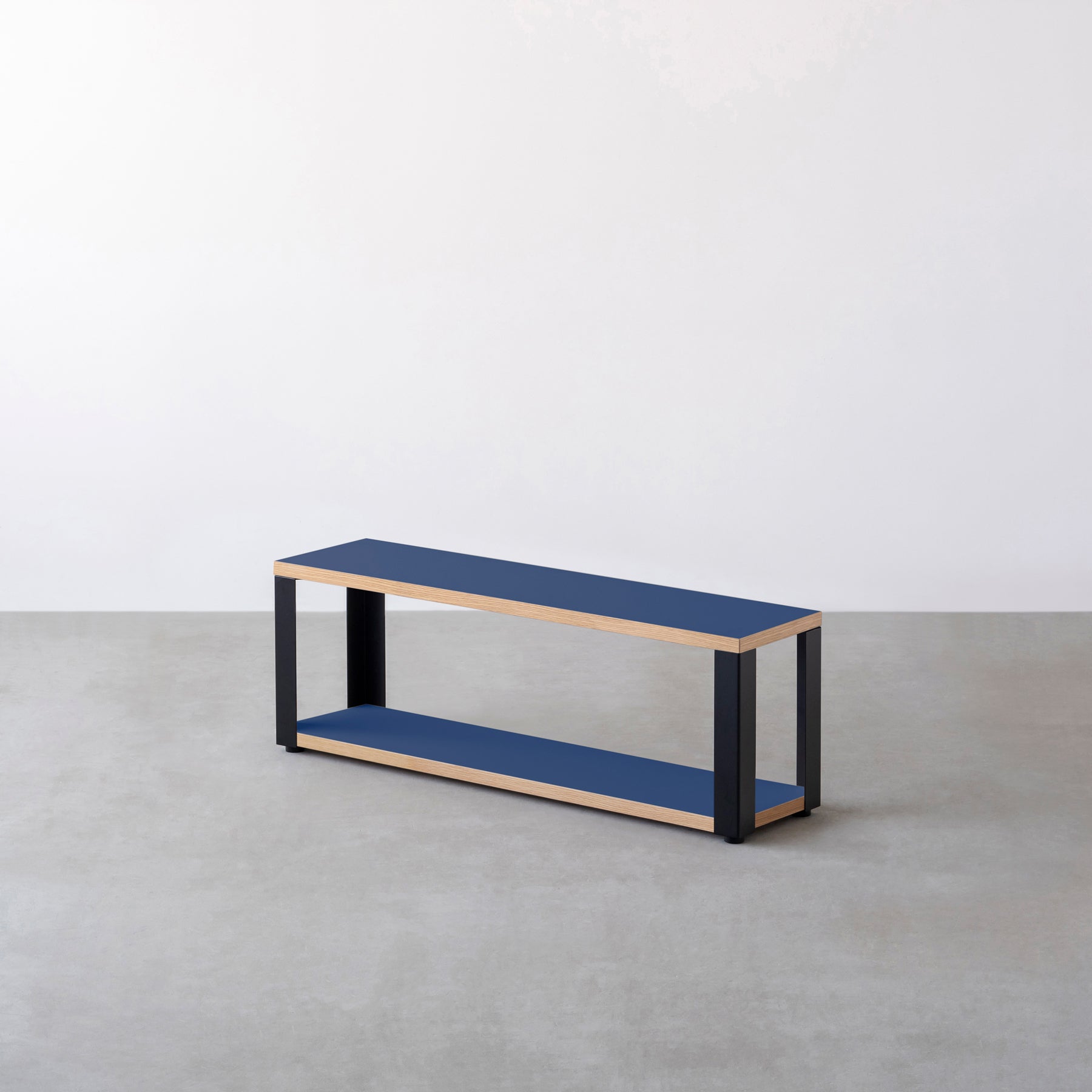 Kanademonoのリノリウム素材の棚板にブラックアイアンフレームを組み合わせた２段ストレージシェルフ /Midnight_blue