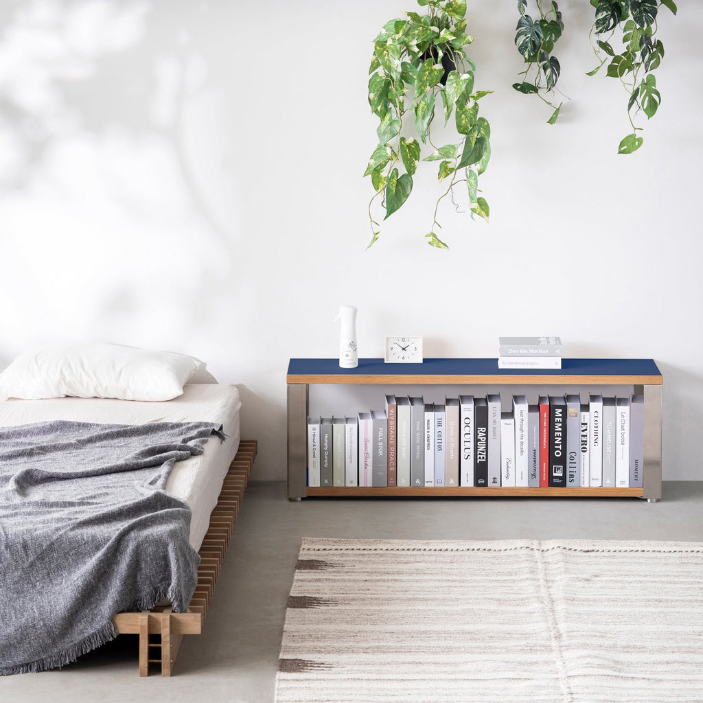 Kanademonoのリノリウム素材の棚板にステンレスフレームを組み合わせた２段ストレージシェルフ /Midnight_blue（使用例）