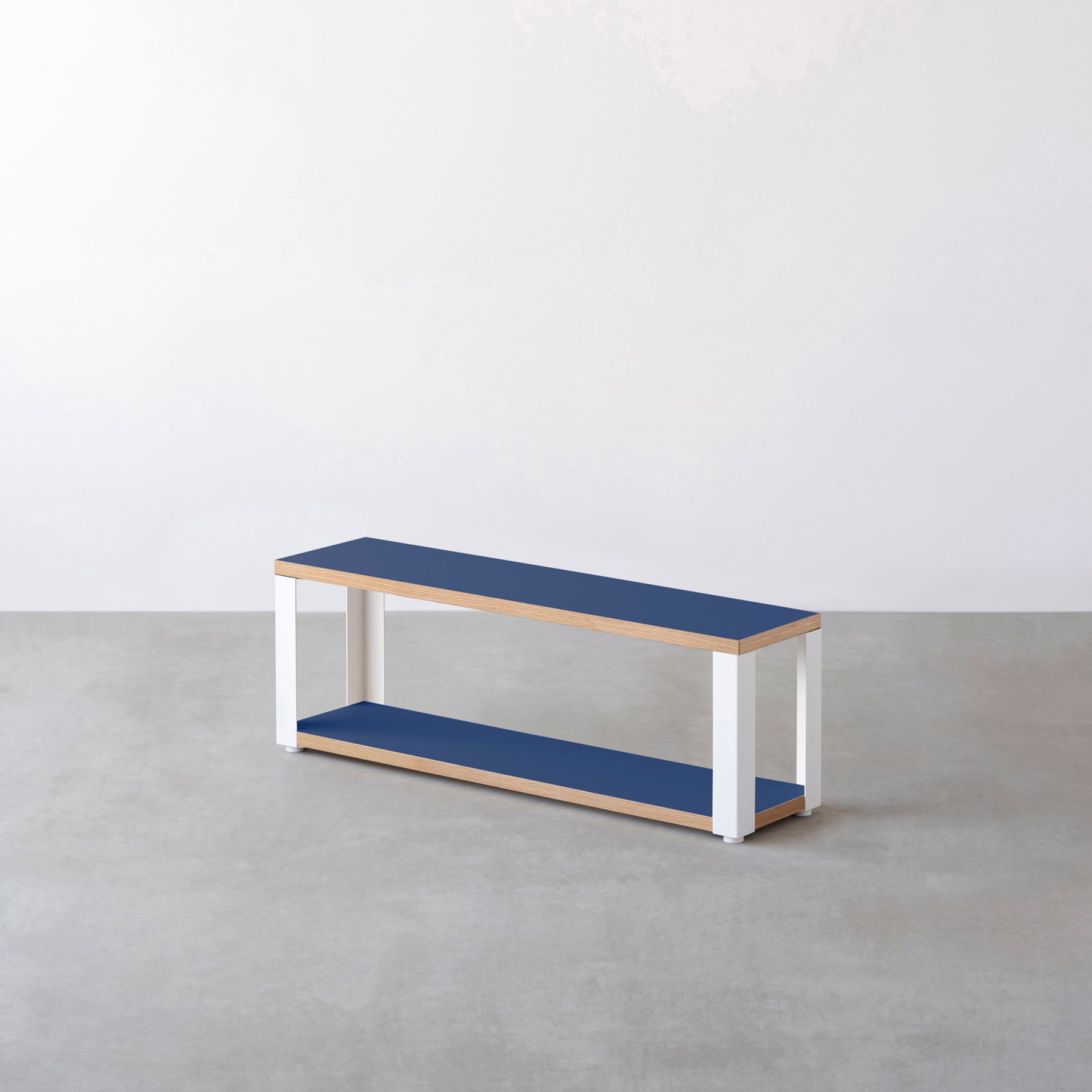 Kanademonoのリノリウム素材の棚板にホワイトのアイアンフレームを組み合わせた２段ストレージシェルフ /Midnight_blue