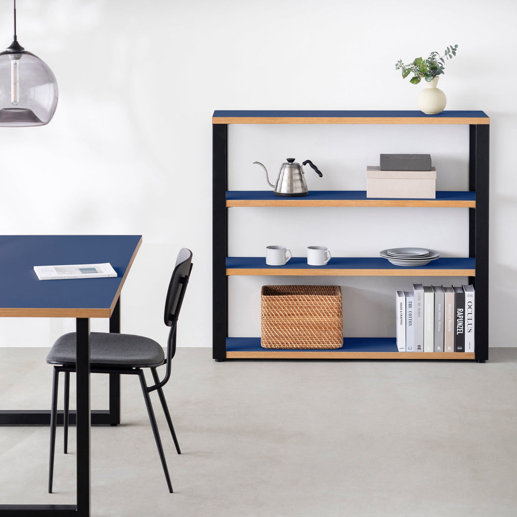 Kanademonoのリノリウム素材の棚板にブラックアイアンフレームを組み合わせた４段ストレージシェルフ /Midnight_blue（使用例）