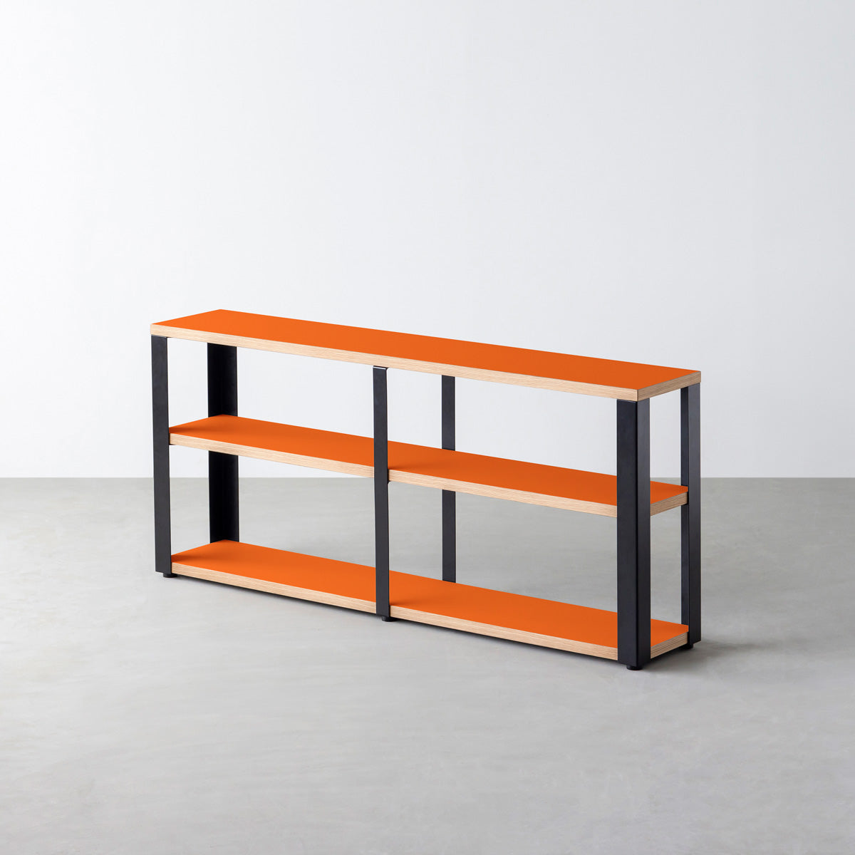 KanademonoのリノリウムOrange_blast棚板とマットブラック鉄脚のストレージシェルフ幅121~160cm（オーク）