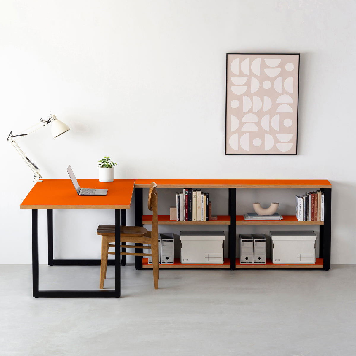 KanademonoのリノリウムOrange_blast棚板とマットブラック鉄脚のストレージシェルフ幅121~160cm（使用例）