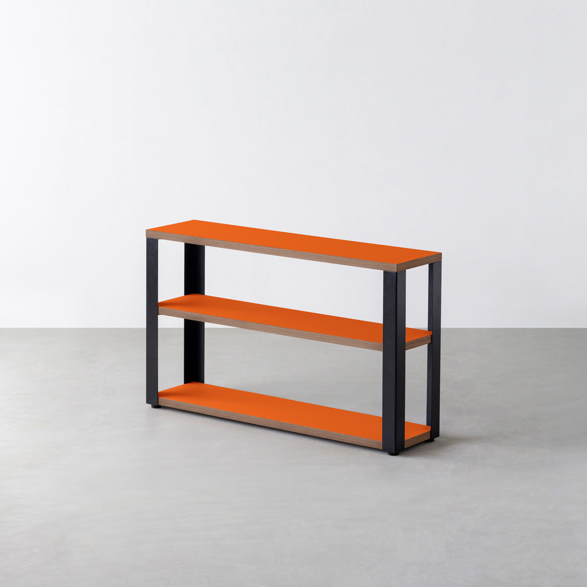 KanademonoのリノリウムOrange_blast棚板とマットブラック鉄脚のストレージシェルフ幅60~120cm（ウォルナット）