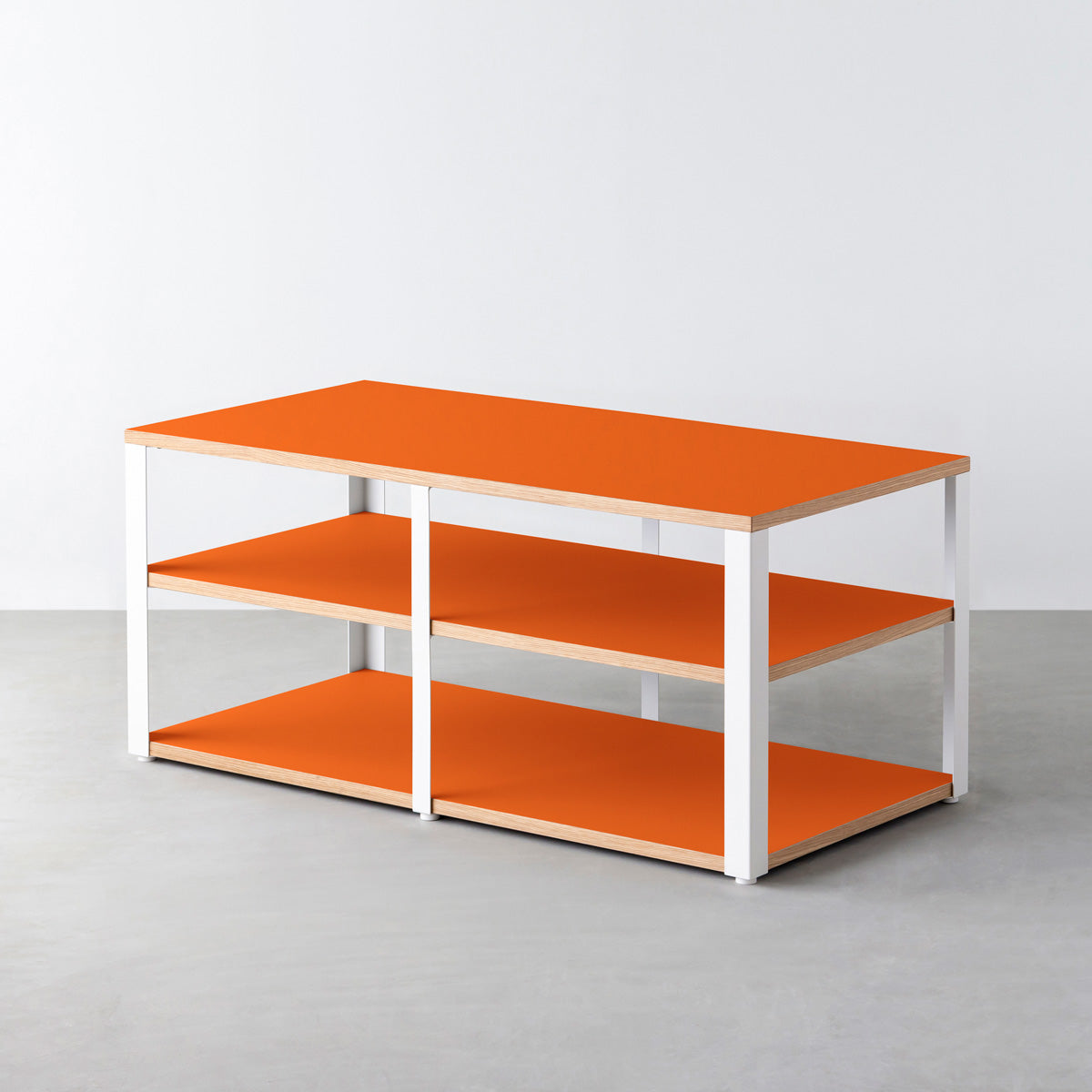 KanademonoのリノリウムOrange_blast棚板とマットホワイト鉄脚のストレージシェルフ幅121~160cm（奥行41~80cm）