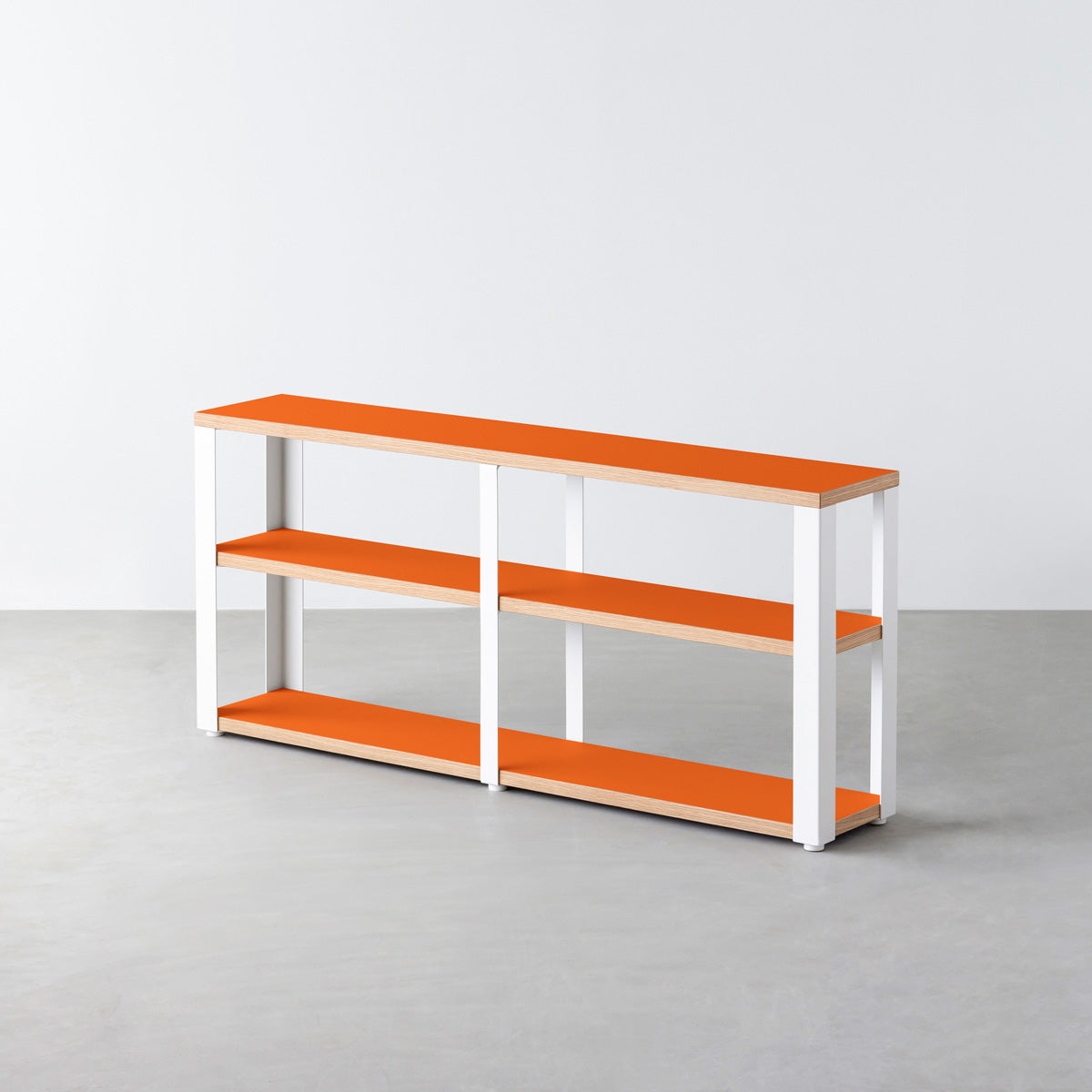 KanademonoのリノリウムOrange_blast棚板とマットホワイト鉄脚のストレージシェルフ幅121~160cm（オーク）