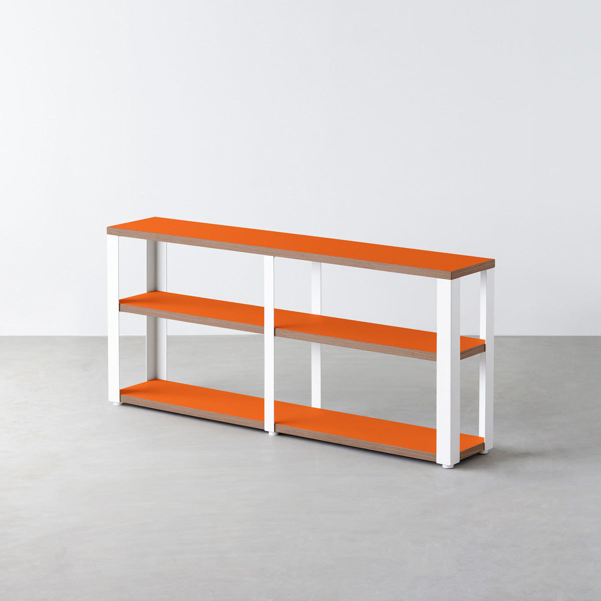 KanademonoのリノリウムOrange_blast棚板とマットホワイト鉄脚のストレージシェルフ幅121~160cm（ウォルナット）