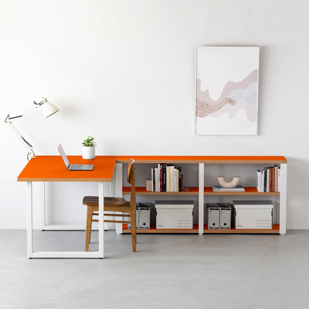 KanademonoのリノリウムOrange_blast棚板とマットホワイト鉄脚のストレージシェルフ幅121~160cm（使用例）