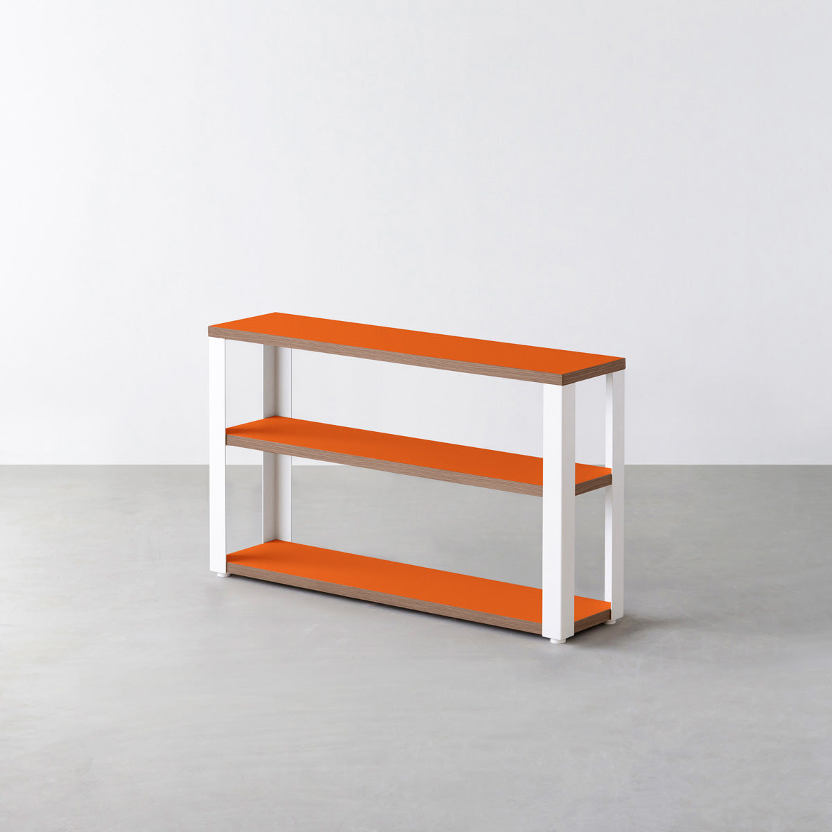 KanademonoのリノリウムOrange_blast棚板とマットホワイト鉄脚のストレージシェルフ幅60~120cm（ウォルナット）