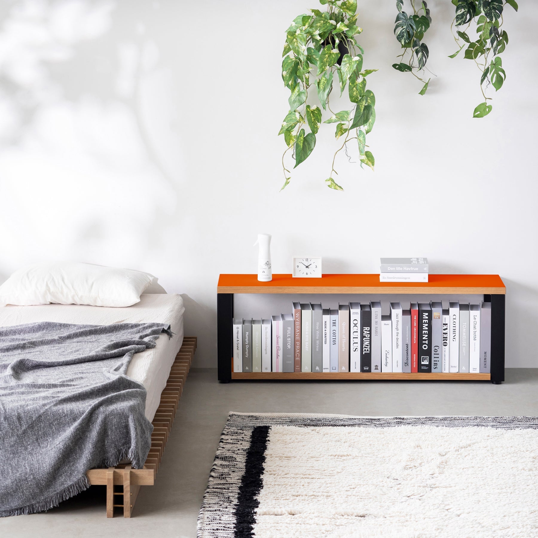 Kanademonoのリノリウム素材の棚板にブラックアイアンフレームを組み合わせた２段ストレージシェルフ /Orange_blast（使用例）