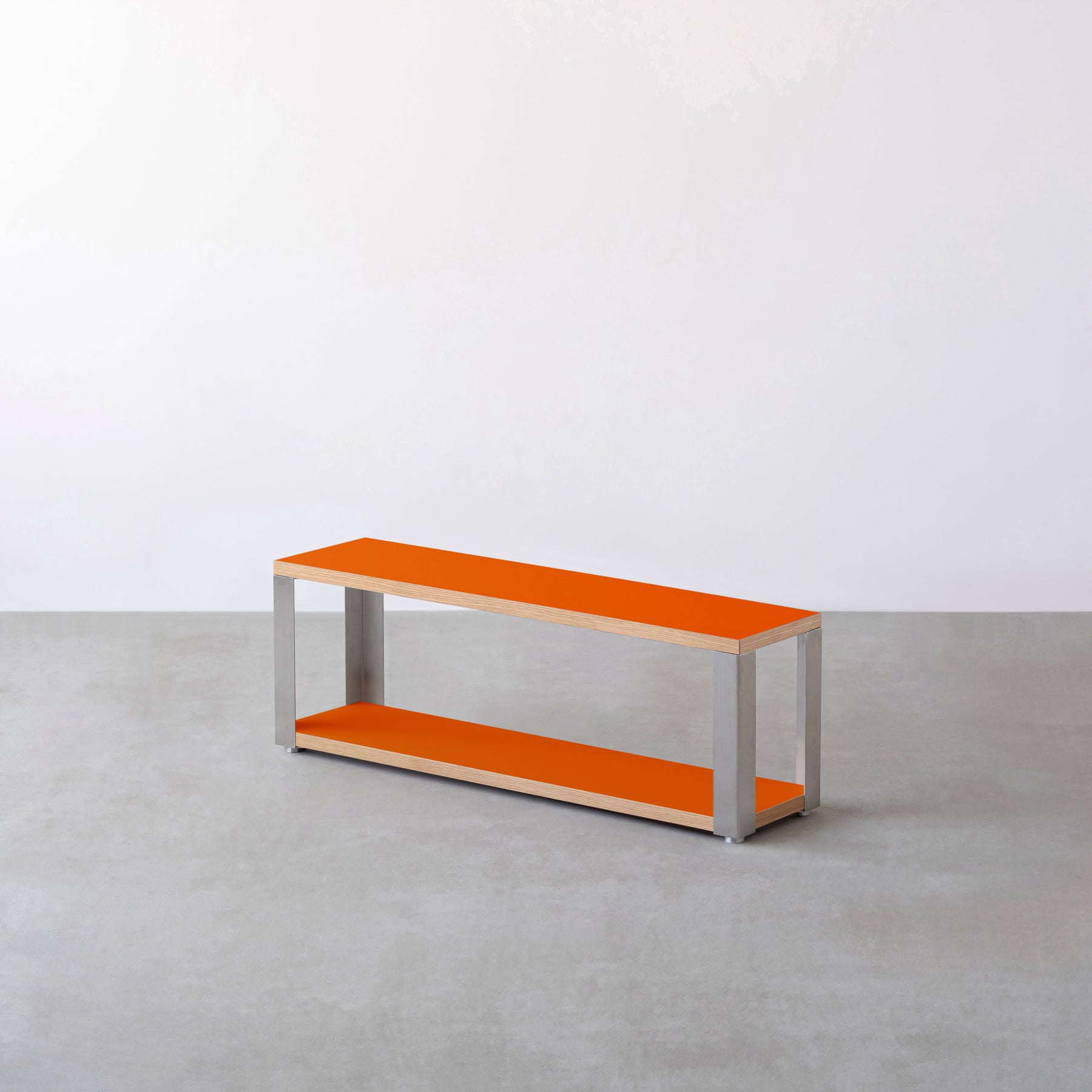 Kanademonoのリノリウム素材の棚板にステンレスフレームを組み合わせた２段ストレージシェルフ /Orange_blast