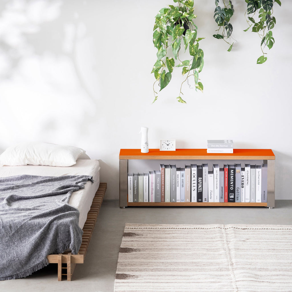 Kanademonoのリノリウム素材の棚板にステンレスフレームを組み合わせた２段ストレージシェルフ /Orange_blast（使用例）