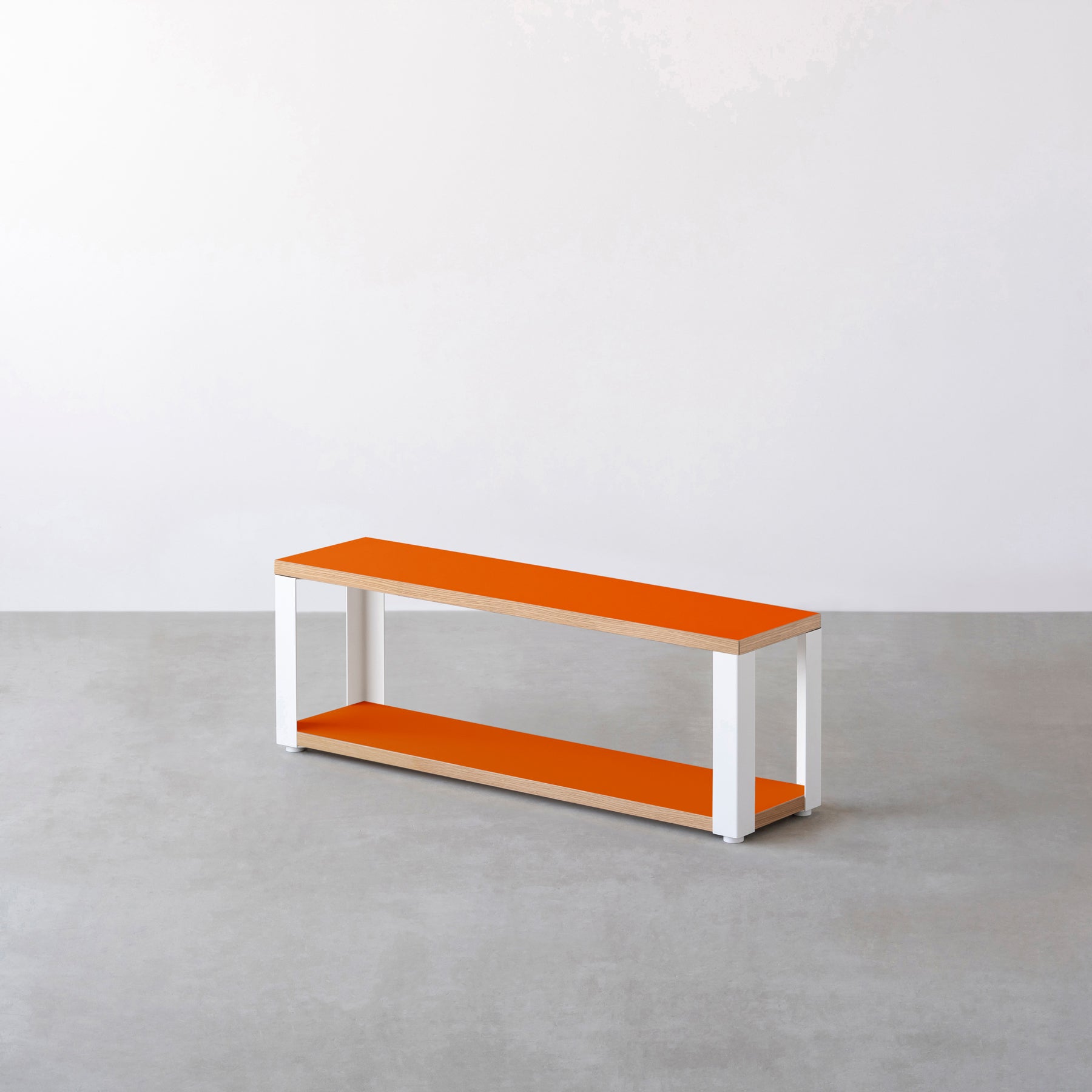 Kanademonoのリノリウム素材の棚板にホワイトのアイアンフレームを組み合わせた２段ストレージシェルフ /Orange_blast