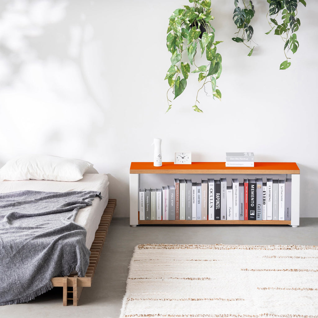 Kanademonoのリノリウム素材の棚板にホワイトのアイアンフレームを組み合わせた２段ストレージシェルフ /Orange_blast（使用例）