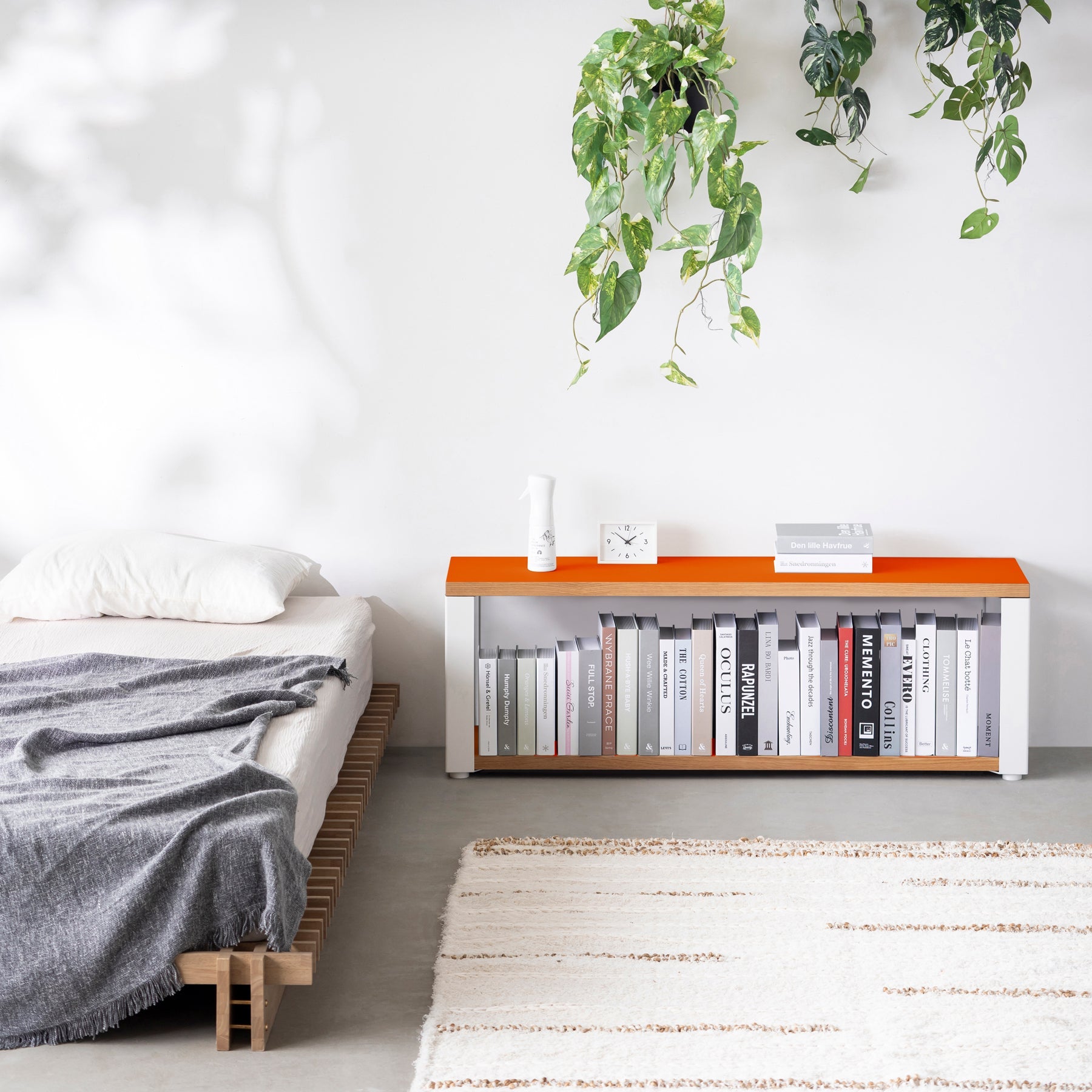 Kanademonoのリノリウム素材の棚板にホワイトのアイアンフレームを組み合わせた２段ストレージシェルフ /Orange_blast（使用例）