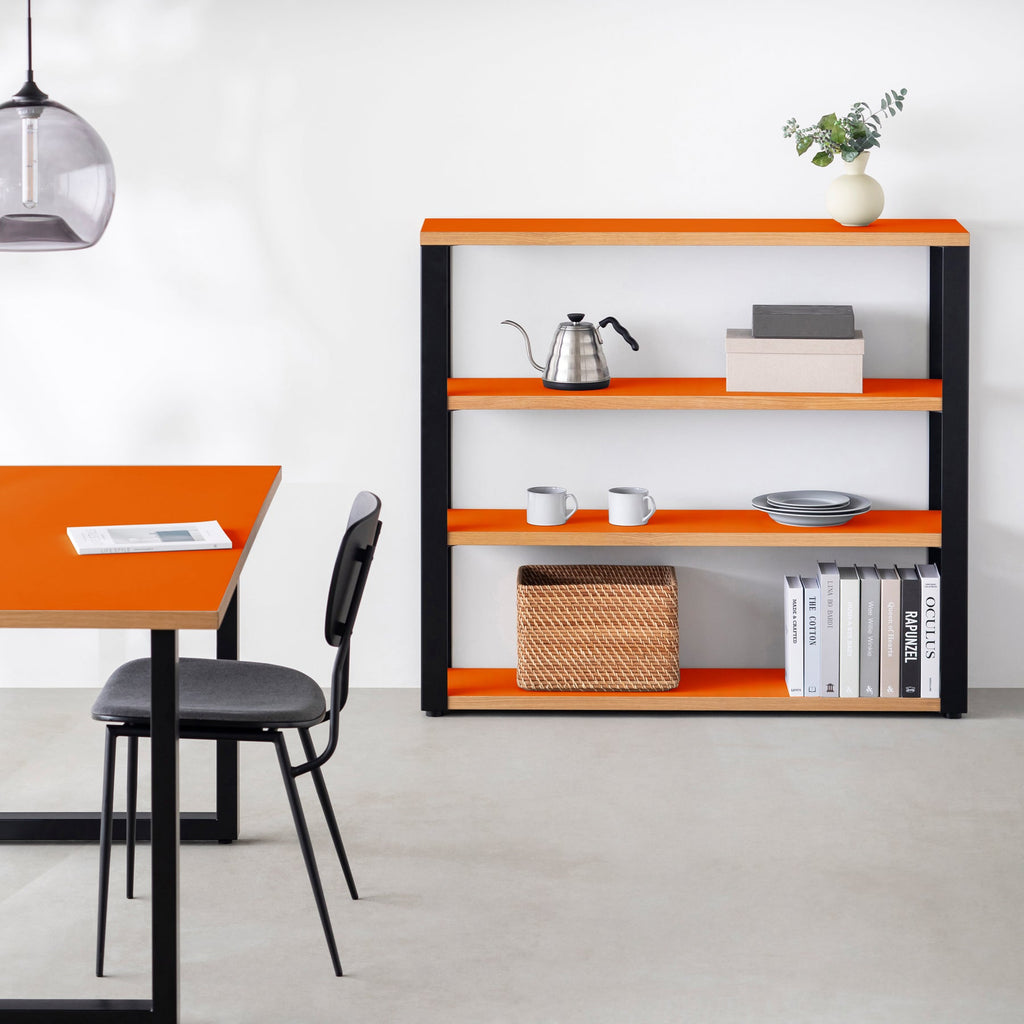 Kanademonoのリノリウム素材の棚板にブラックアイアンフレームを組み合わせた４段ストレージシェルフ /Orange_blast（使用例）