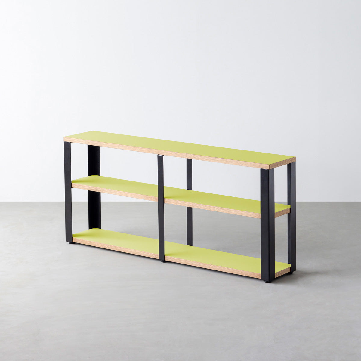KanademonoのリノリウムSpring_green棚板とマットブラック鉄脚のストレージシェルフ幅121~160cm（オーク）