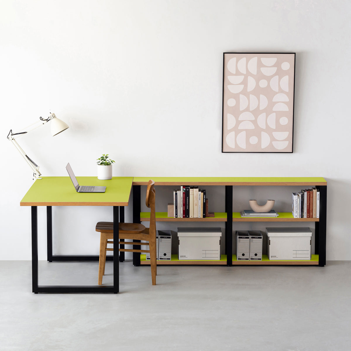 KanademonoのリノリウムSpring_green棚板とマットブラック鉄脚のストレージシェルフ幅121~160cm（使用例）