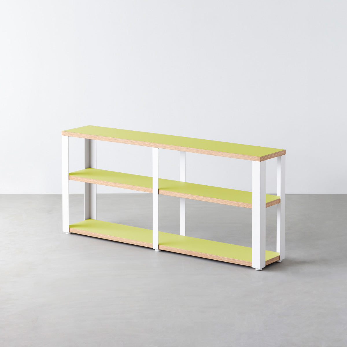 KanademonoのリノリウムSpring_green棚板とマットホワイト鉄脚のストレージシェルフ幅121~160cm（オーク）