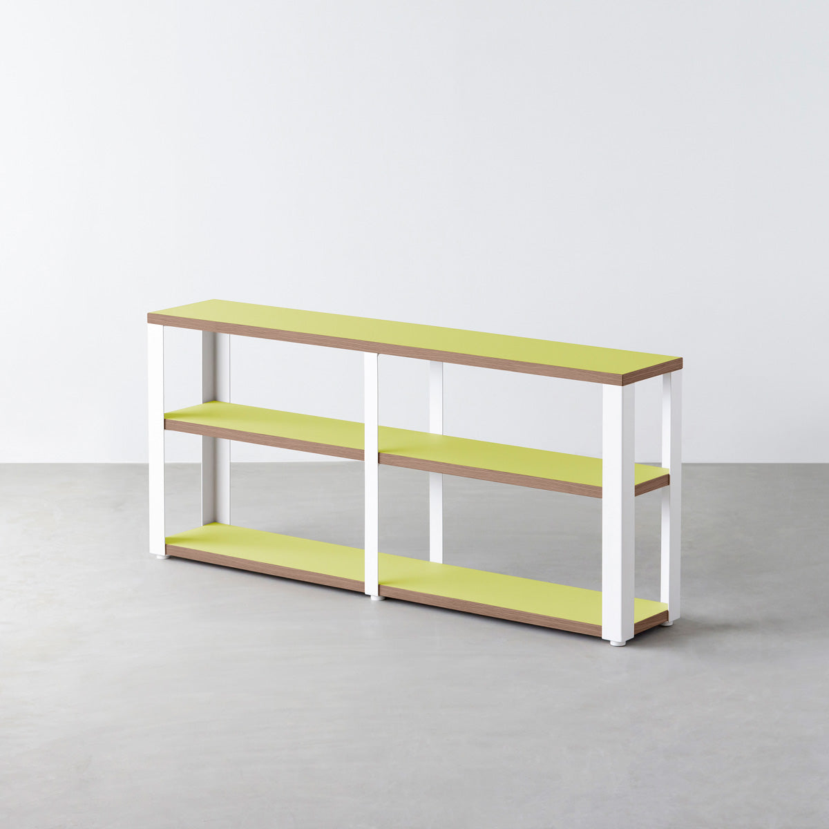 KanademonoのリノリウムSpring_green棚板とマットホワイト鉄脚のストレージシェルフ幅121~160cm（ウォルナット）