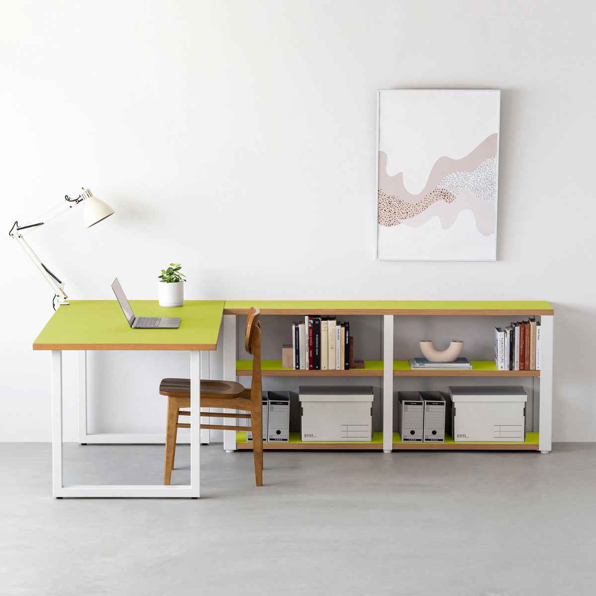 KanademonoのリノリウムSpring_green棚板とマットホワイト鉄脚のストレージシェルフ幅121~160cm（使用例）