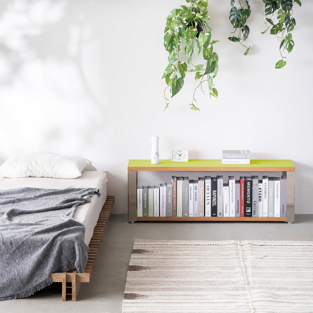 Kanademonoのリノリウム素材の棚板にステンレスフレームを組み合わせた２段ストレージシェルフ /Spring_green（使用例）