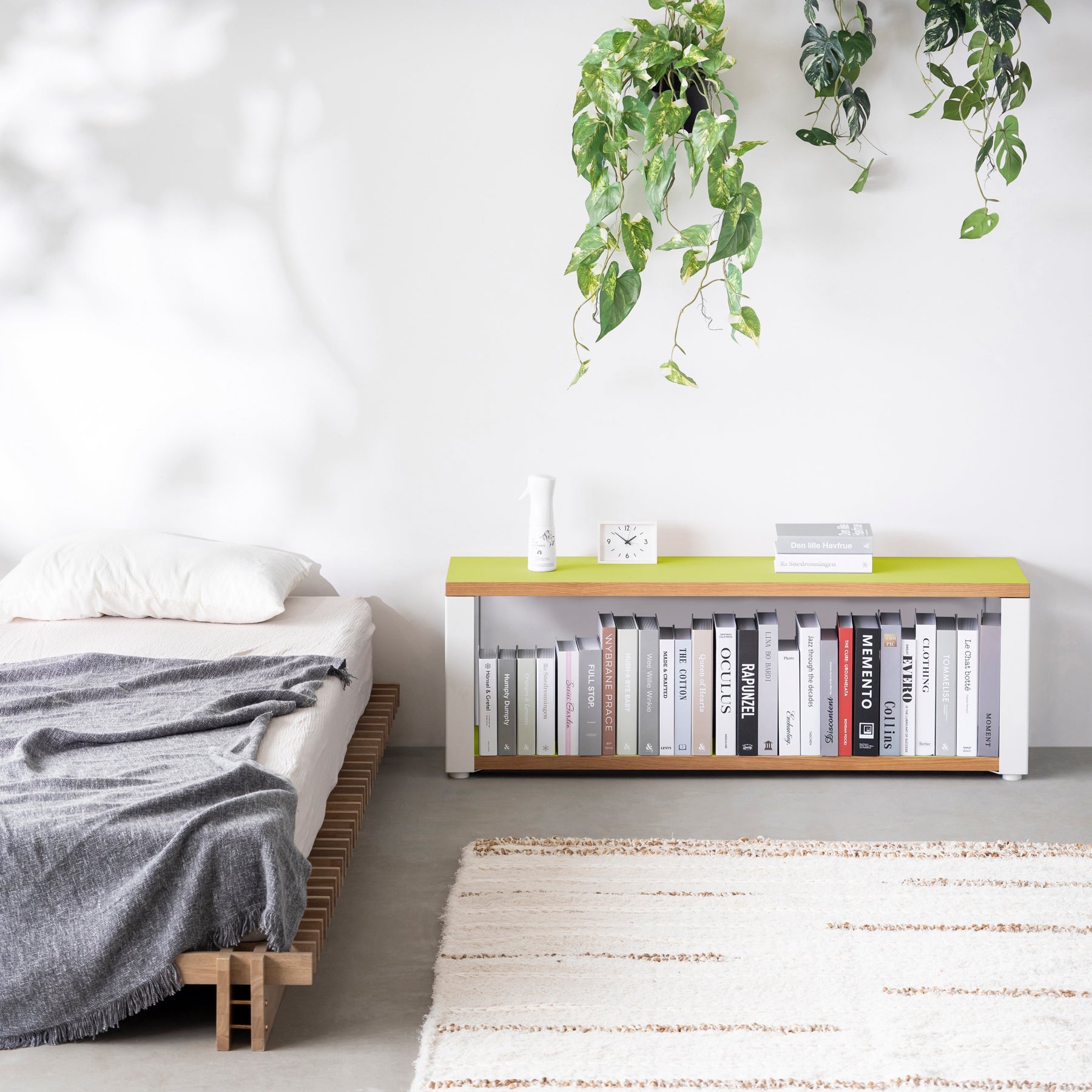 Kanademonoのリノリウム素材の棚板にホワイトのアイアンフレームを組み合わせた２段ストレージシェルフ /Spring_green（使用例）