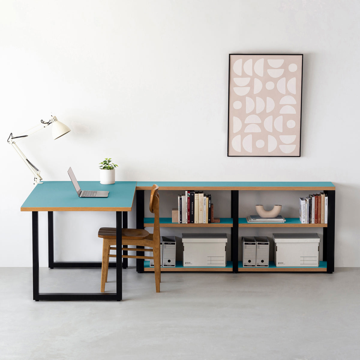 KanademonoのリノリウムAquavert棚板とマットブラック鉄脚のストレージシェルフ幅121~160cm（使用例）