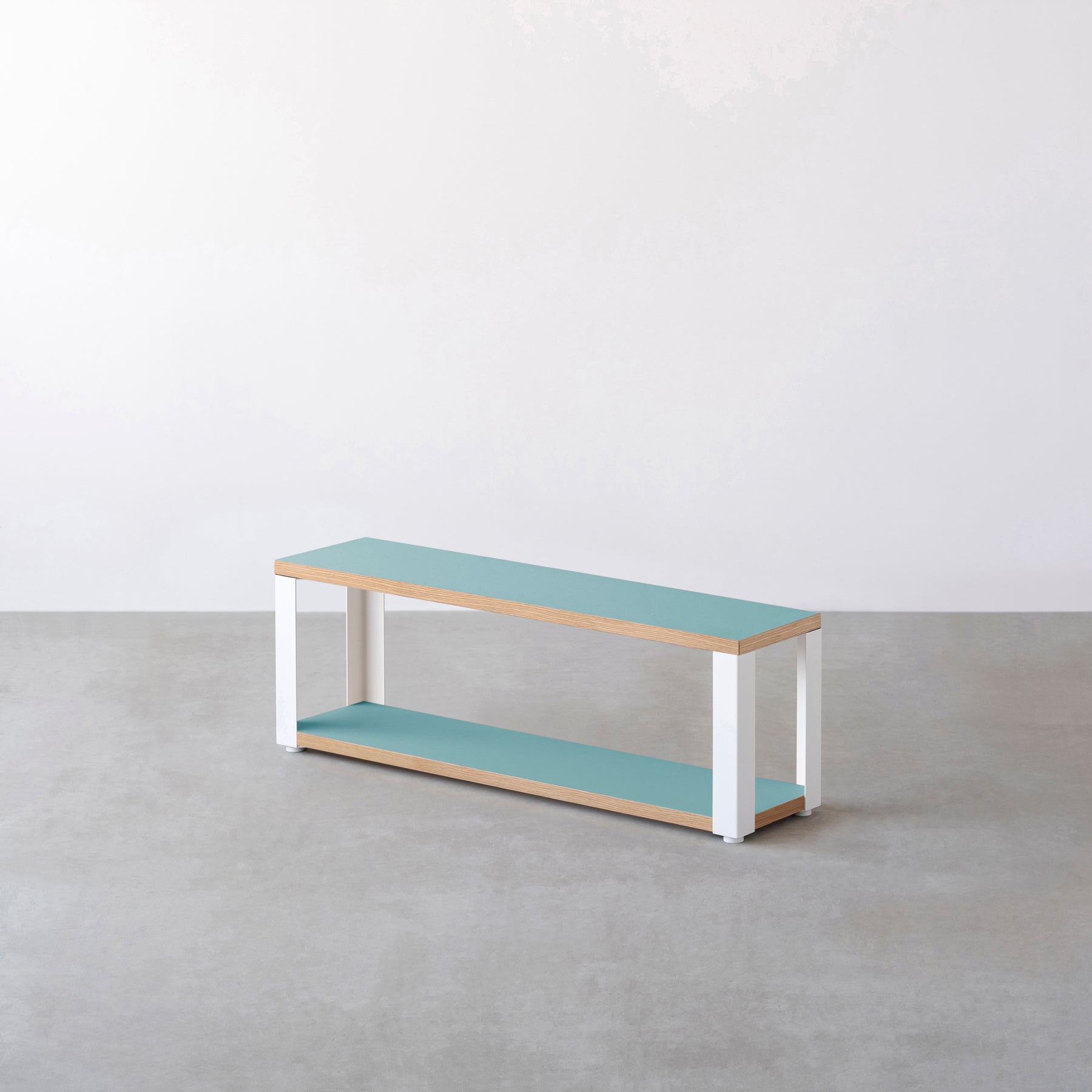 Kanademonoのリノリウム素材の棚板にホワイトのアイアンフレームを組み合わせた２段ストレージシェルフ /Aquavert