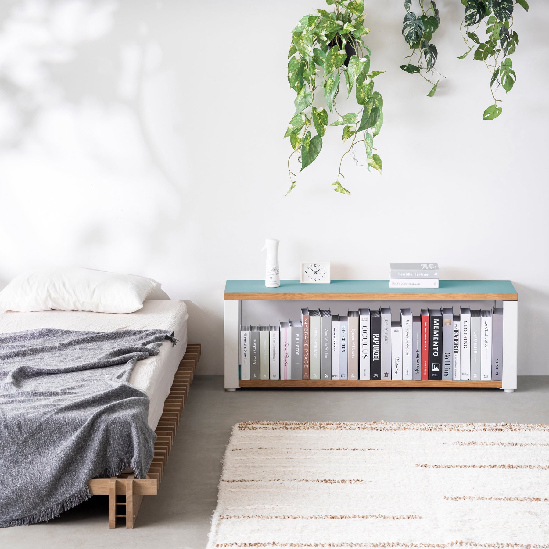 Kanademonoのリノリウム素材の棚板にホワイトのアイアンフレームを組み合わせた２段ストレージシェルフ /Aquavert（使用例）