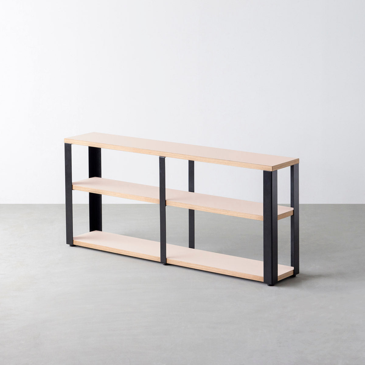 KanademonoのリノリウムPowder棚板とマットブラック鉄脚のストレージシェルフ幅121~160cm（オーク）