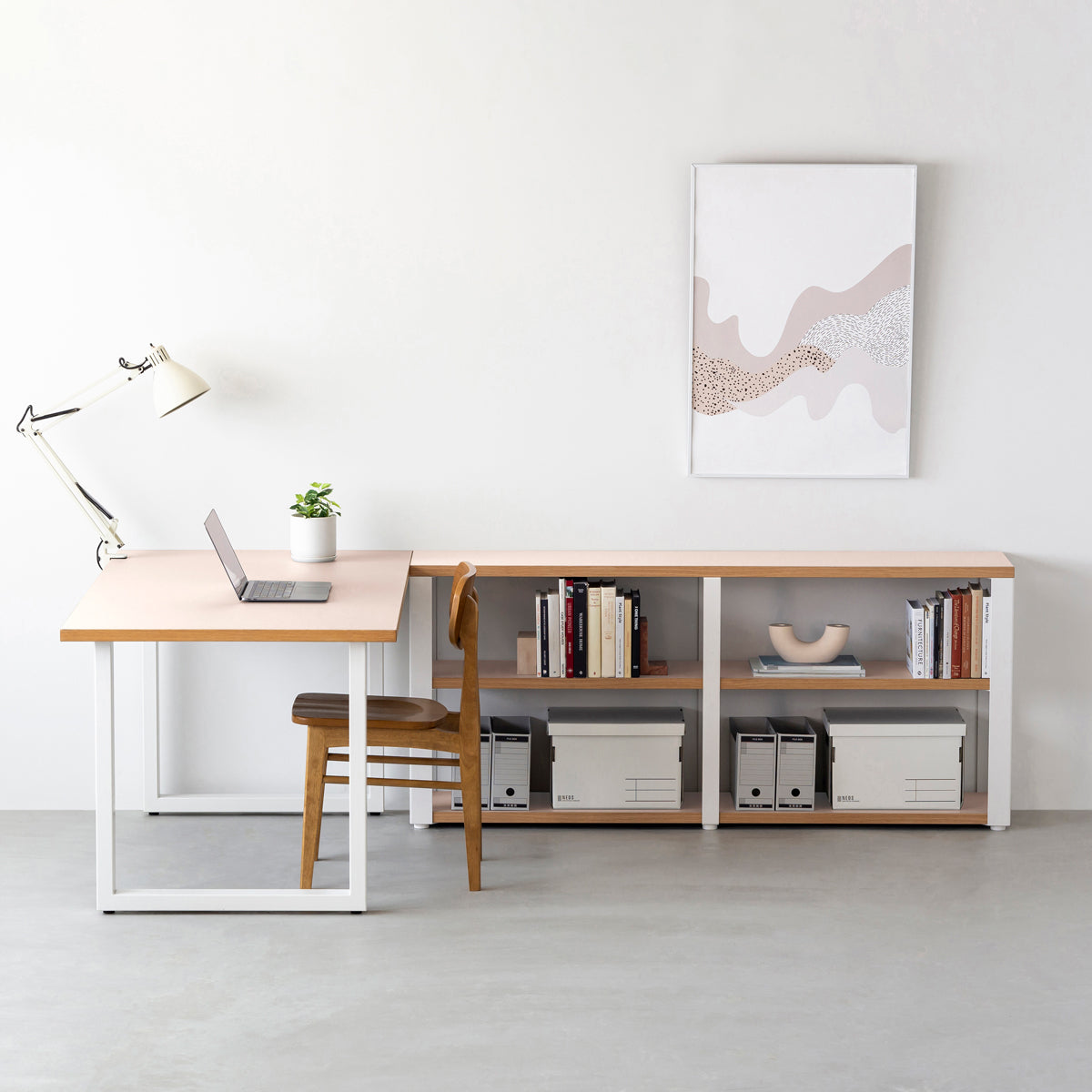 KanademonoのリノリウムPowder棚板とマットホワイト鉄脚のストレージシェルフ幅121~160cm（使用例）