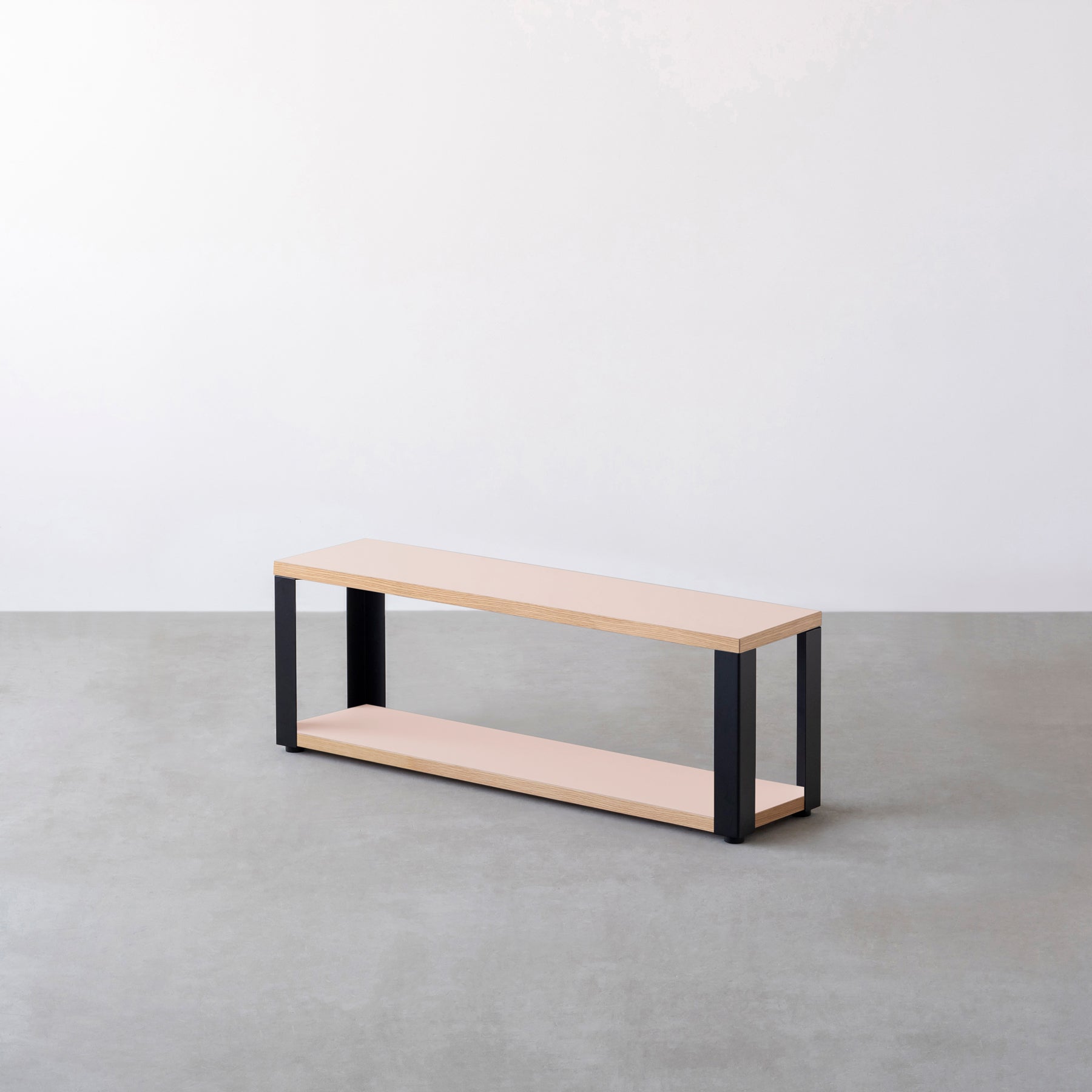 Kanademonoのリノリウム素材の棚板にブラックアイアンフレームを組み合わせた２段ストレージシェルフ /Powder