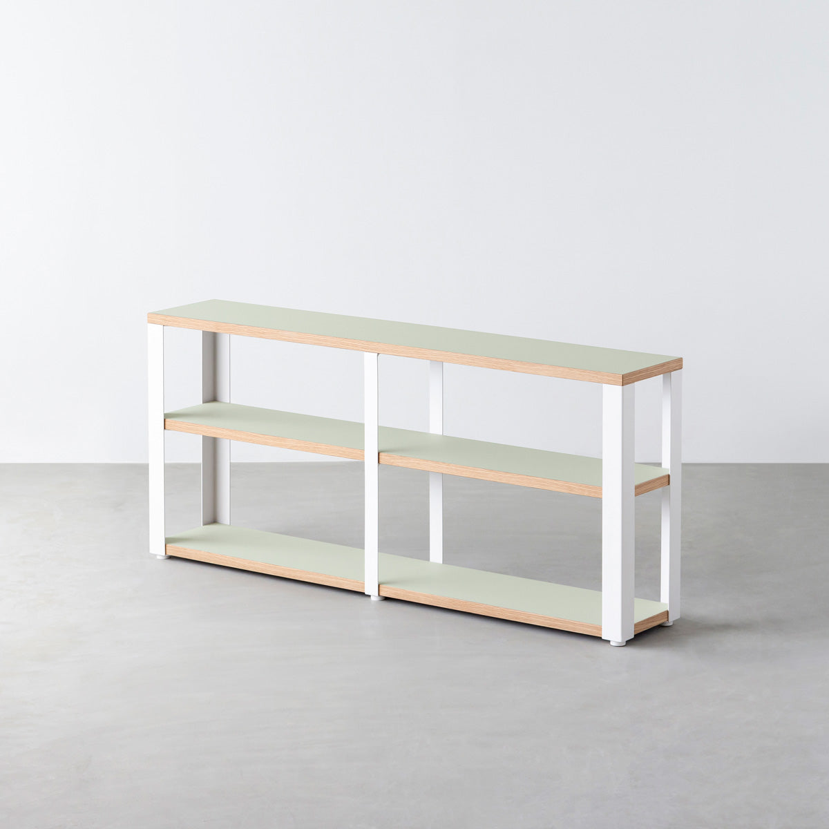 KanademonoのリノリウムPistachio棚板とマットホワイト鉄脚のストレージシェルフ幅121~160cm（オーク）