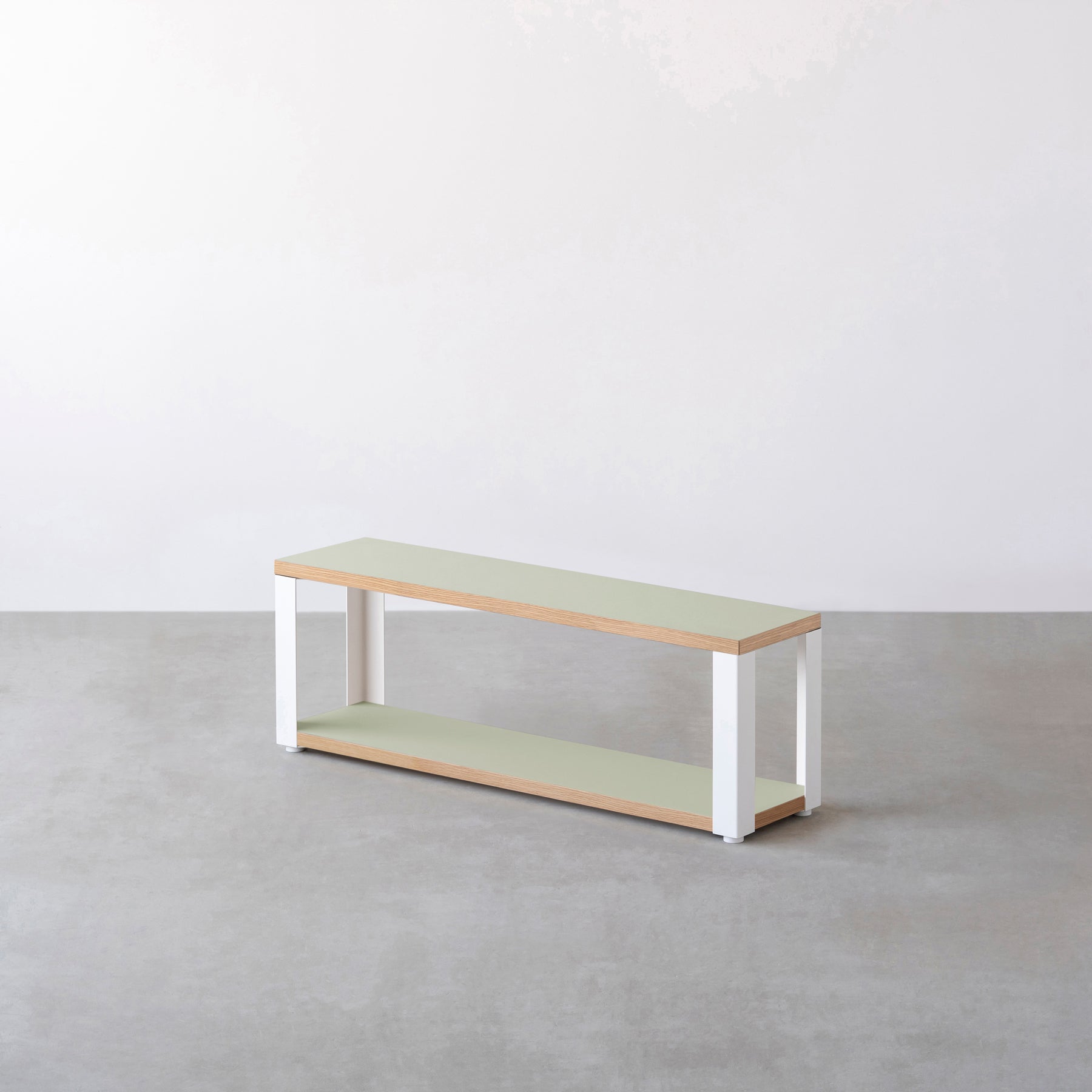 Kanademonoのリノリウム素材の棚板にホワイトのアイアンフレームを組み合わせた２段ストレージシェルフ /Pistachio