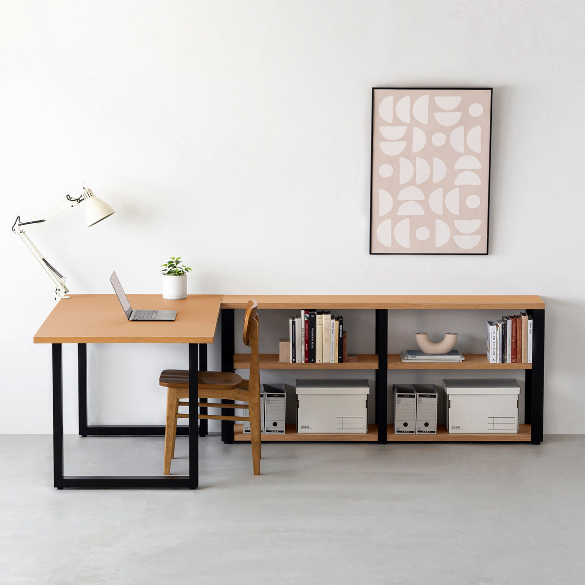 KanademonoのリノリウムClay棚板とマットブラック鉄脚のストレージシェルフ幅121~160cm（使用例）