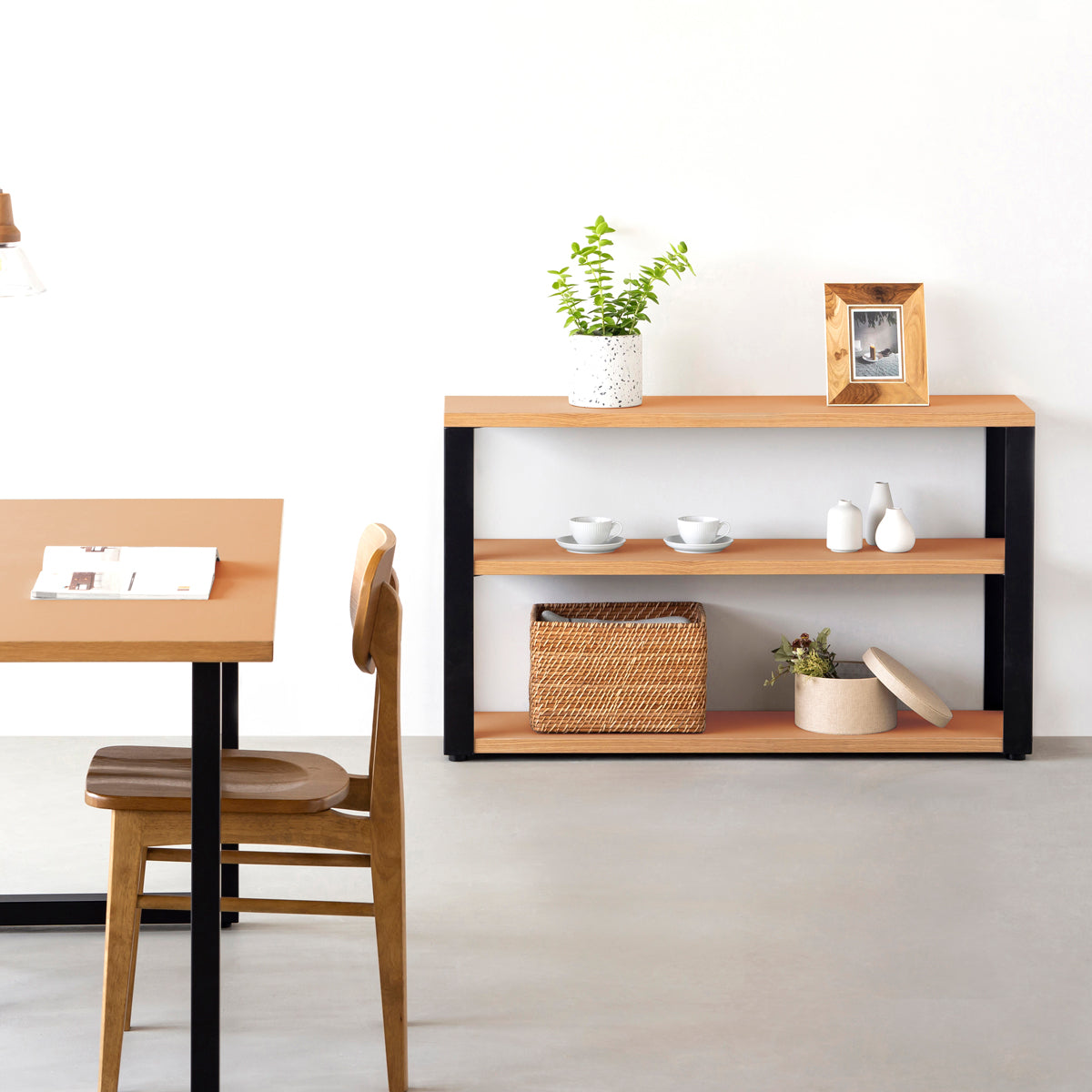 KanademonoのリノリウムClay棚板とマットブラック鉄脚のストレージシェルフ幅60~120cm（使用例）