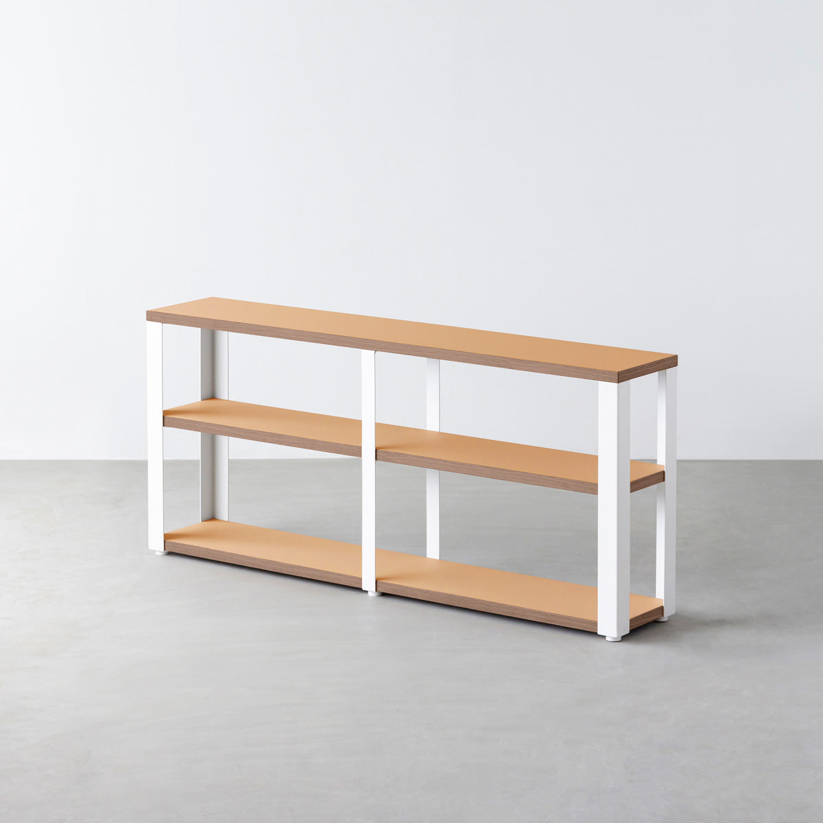 KanademonoのリノリウムClay棚板とマットホワイト鉄脚のストレージシェルフ幅121~160cm（ウォルナット）