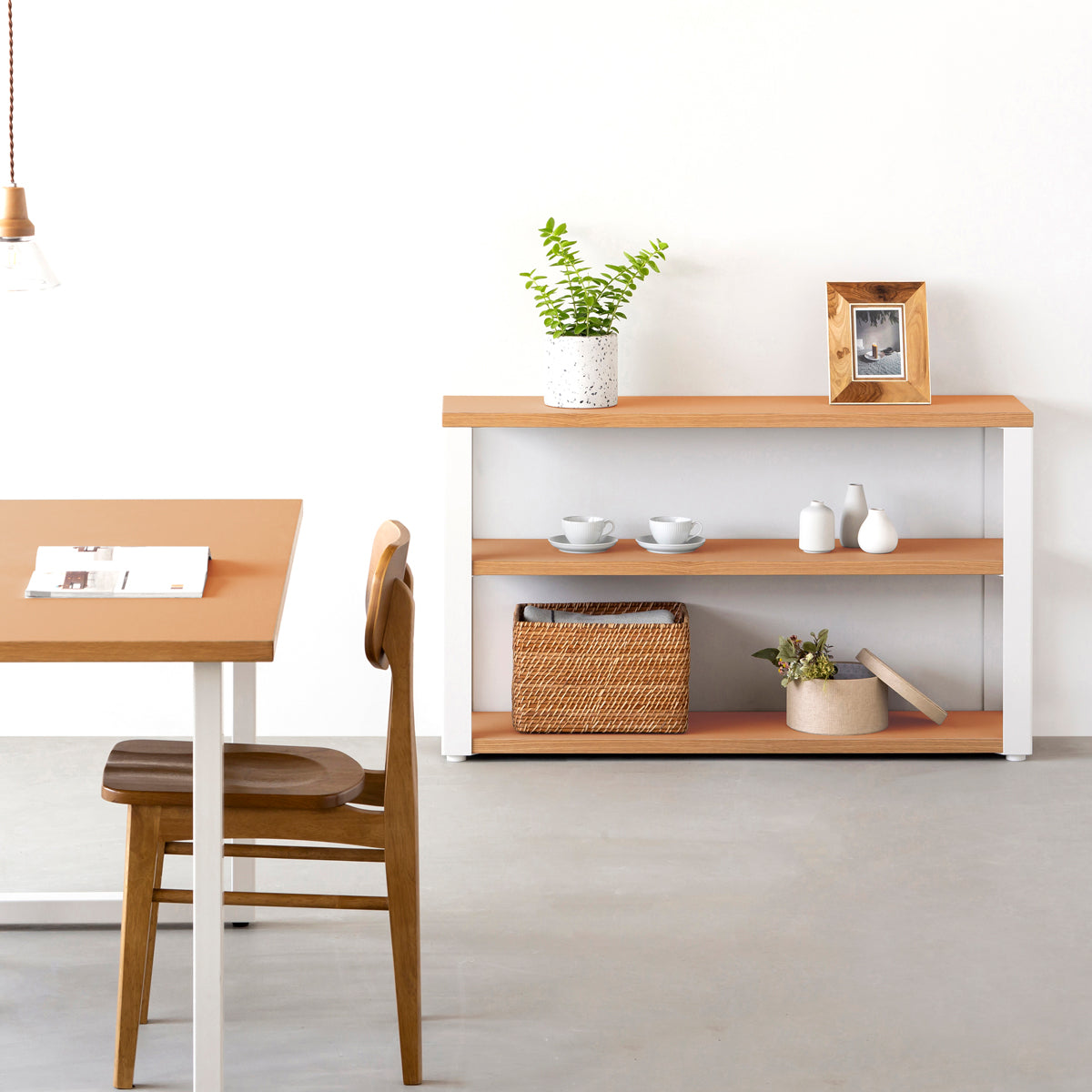 KanademonoのリノリウムClay棚板とマットホワイト鉄脚のストレージシェルフ幅60~120cm（使用例）