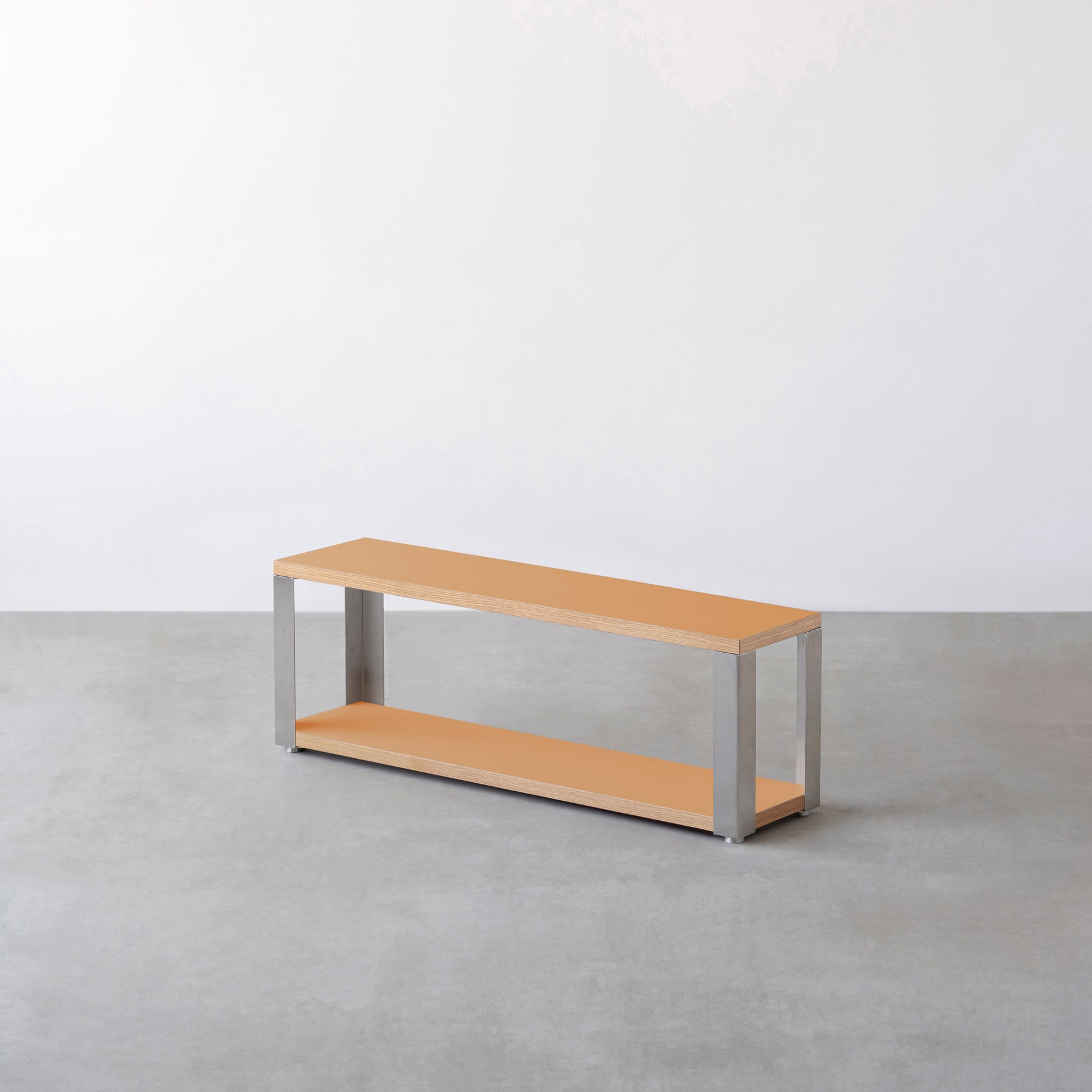 Kanademonoのリノリウム素材の棚板にステンレスフレームを組み合わせた２段ストレージシェルフ /Clay