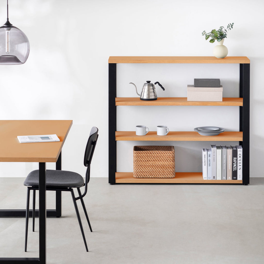 Kanademonoのリノリウム素材の棚板にブラックアイアンフレームを組み合わせた４段ストレージシェルフ /Clay（使用例）