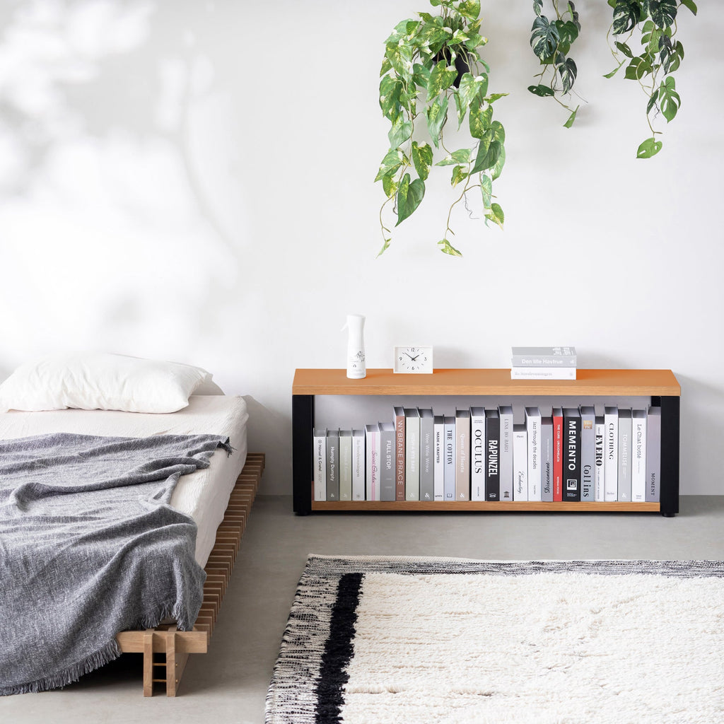 Kanademonoのリノリウム素材の棚板にブラックアイアンフレームを組み合わせた２段ストレージシェルフ /Leather（使用例）