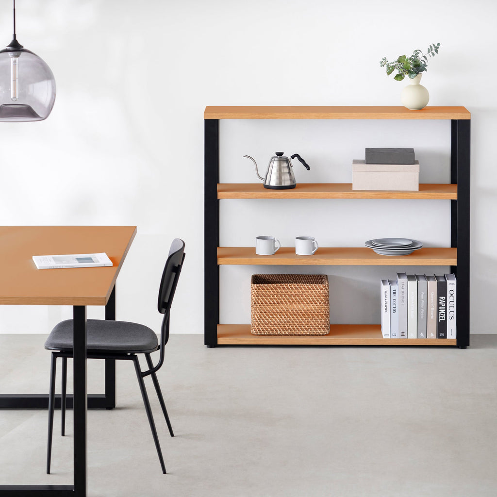 Kanademonoのリノリウム素材の棚板にブラックアイアンフレームを組み合わせた４段ストレージシェルフ /Leather（使用例）