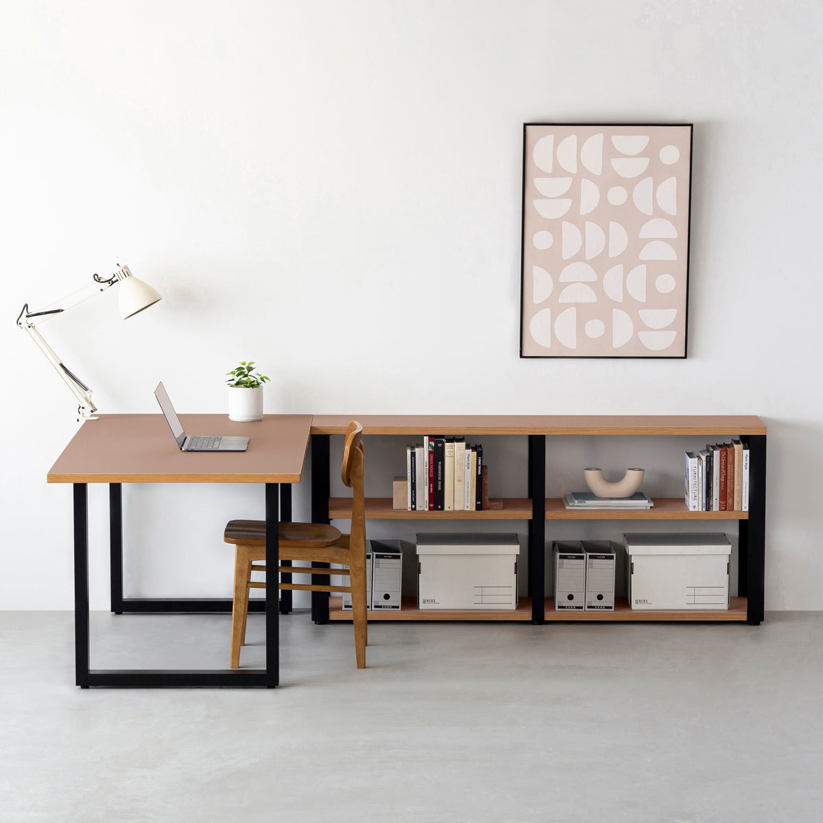 KanademonoのリノリウムWalnut棚板とマットブラック鉄脚のストレージシェルフ幅121~160cm（使用例）