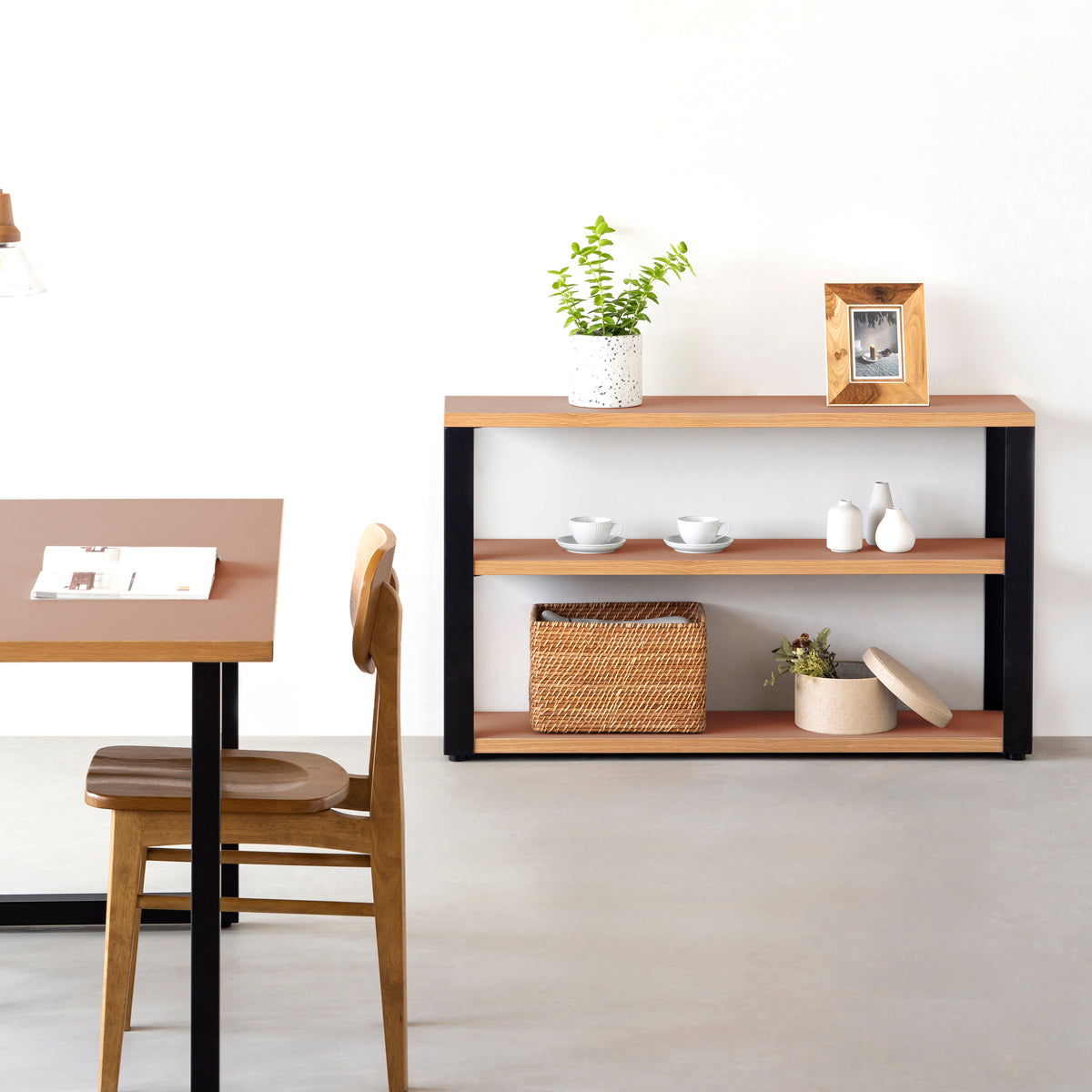 KanademonoのリノリウムWalnut棚板とマットブラック鉄脚のストレージシェルフ幅60~120cm（使用例）