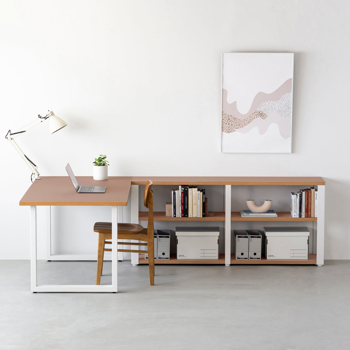 KanademonoのリノリウムWalnut棚板とマットホワイト鉄脚のストレージシェルフ幅121~160cm（使用例）