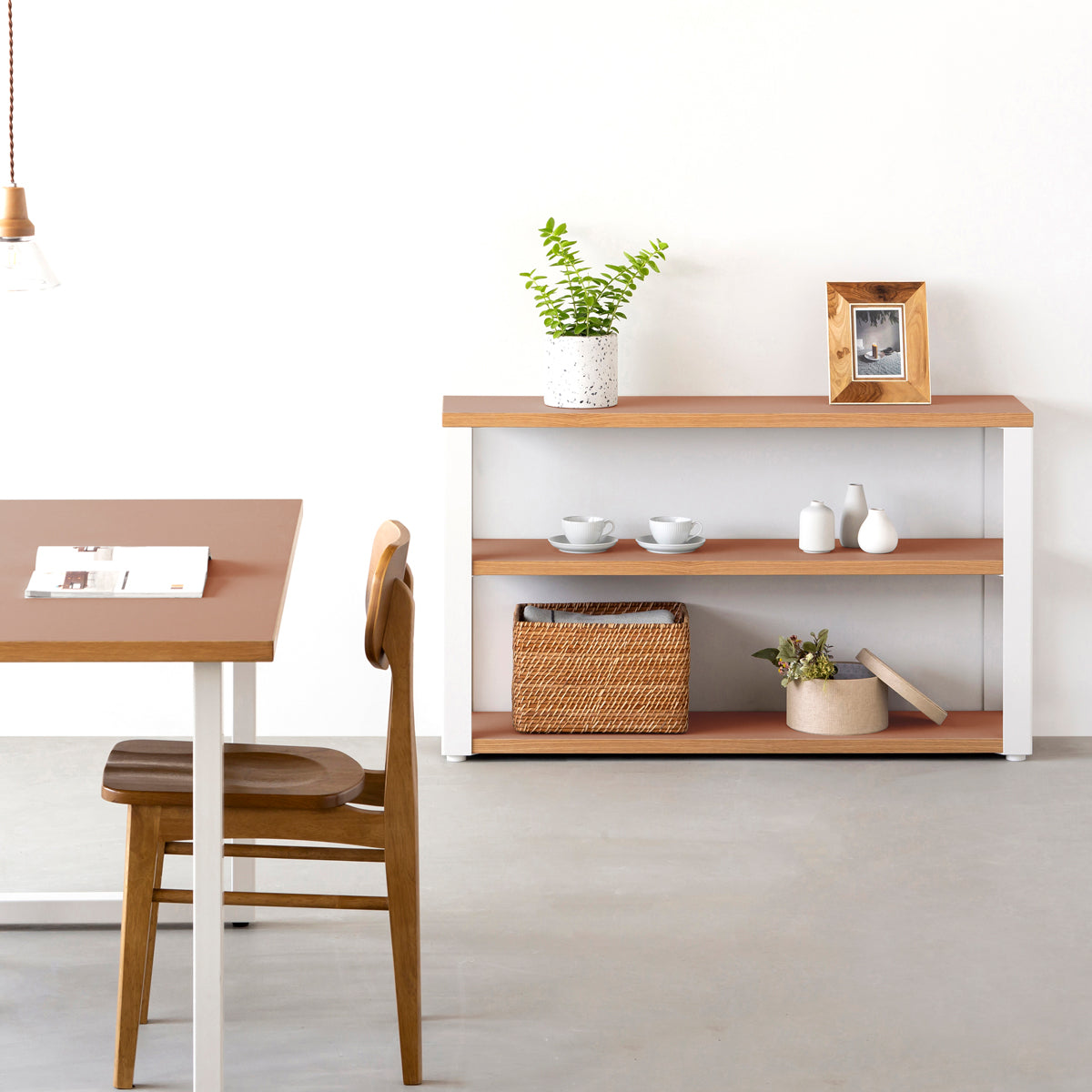 KanademonoのリノリウムWalnut棚板とマットホワイト鉄脚のストレージシェルフ幅60~120cm（使用例）