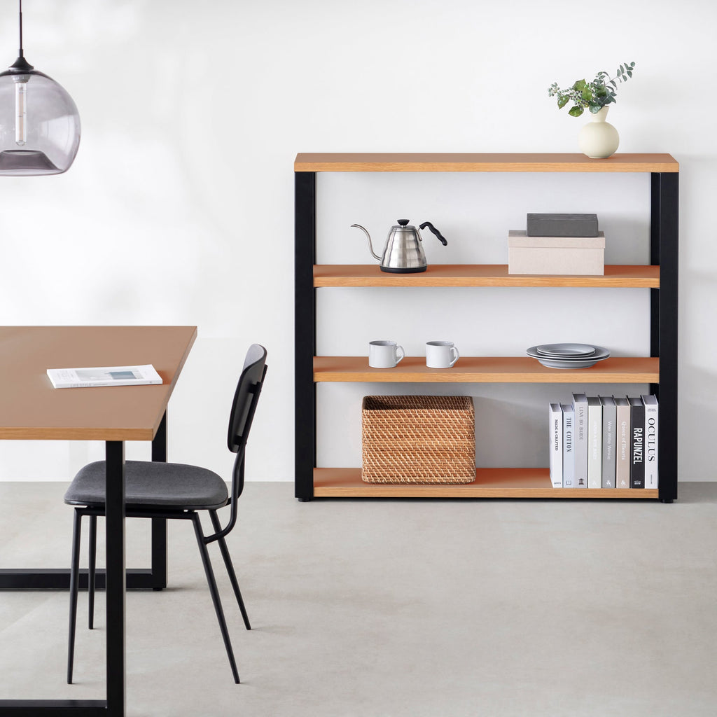 Kanademonoのリノリウム素材の棚板にブラックアイアンフレームを組み合わせた４段ストレージシェルフ /Walnut（使用例）