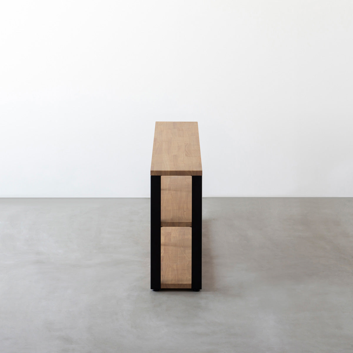 KANADEMONOのラバーウッドアッシュグレーの棚板とマットブラックの鉄脚のストレージシェルフM(側面)